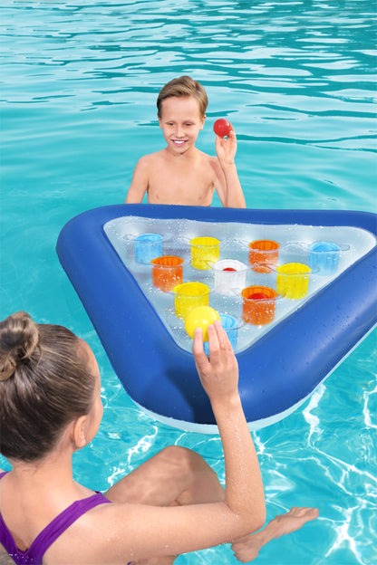 juego de pong para piscina triangular azul, niños disfrutando en agua