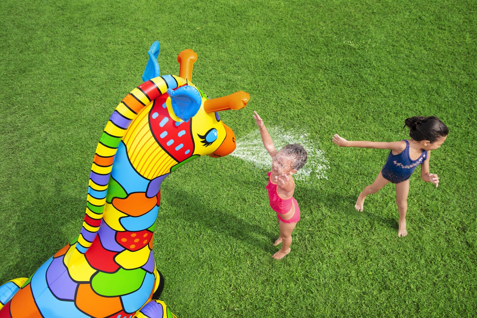 juguete acuático de jardín Bestway, giraffe colorida, niños jugando al aire libre