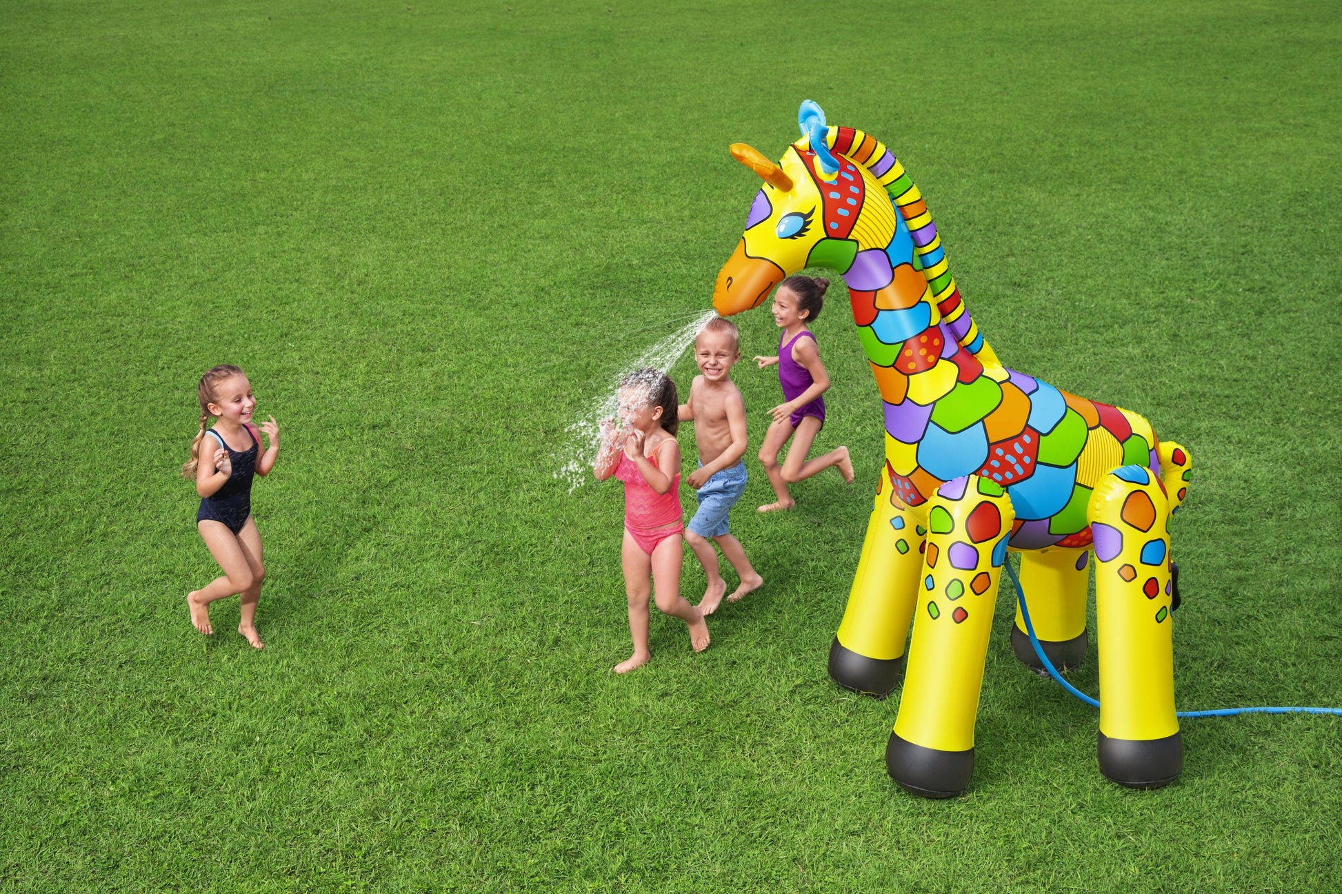 Juguete acuático de jardín Bestway, jirafa inflable colorida, niños jugando en el césped