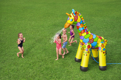 Juguete acuático de jardín Bestway, jirafa inflable colorida, niños jugando en el césped