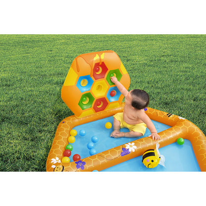 piscina Bestway Beehive niños, inflable naranja, vista del niño jugando en el jardín