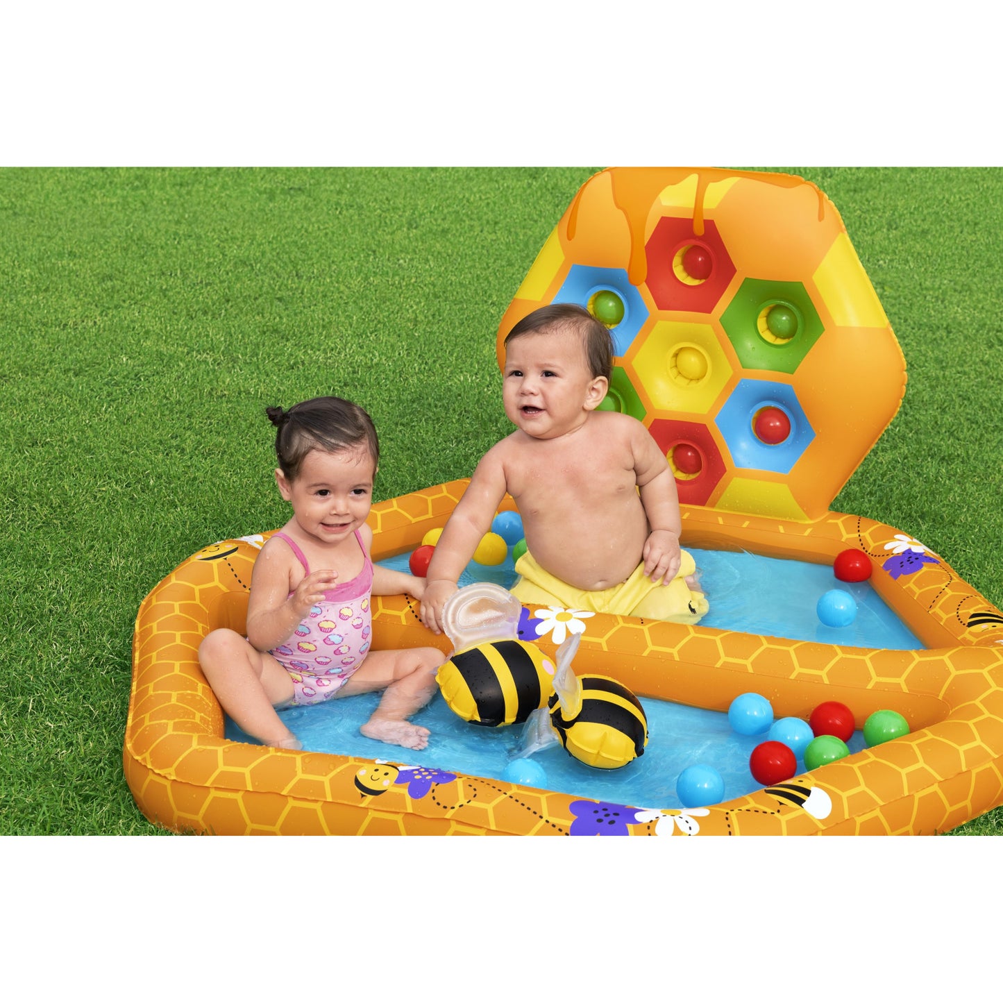 piscina Bestway Beehive niños, inflable amarilla, en jardín con dos niños jugando