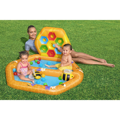 piscina Bestway Beehive niños inflable, color amarillo, dos niños jugando en el jardín