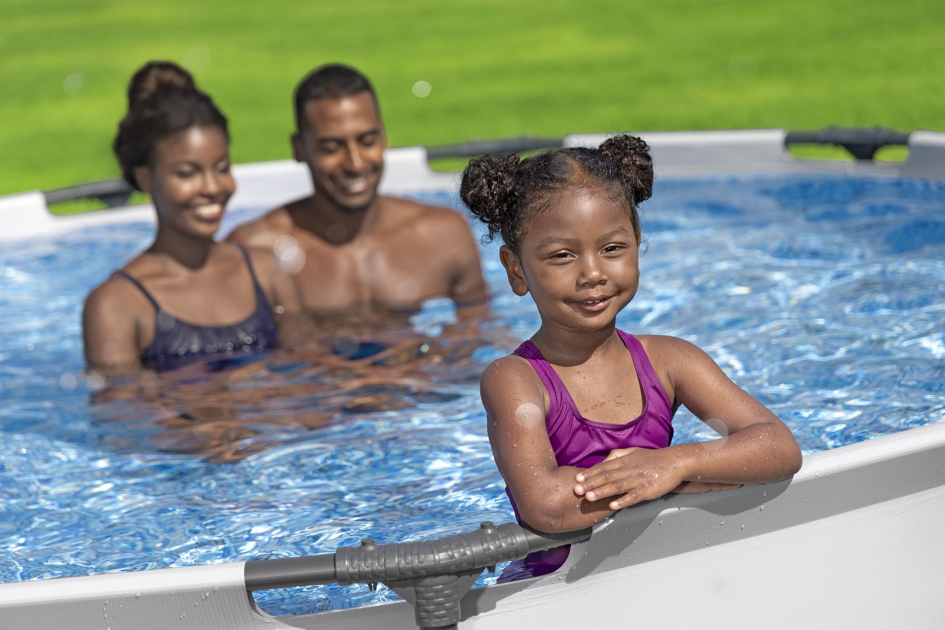 Familia disfrutando de piscina desmontable redonda 3.66x0.76 metros en el jardín