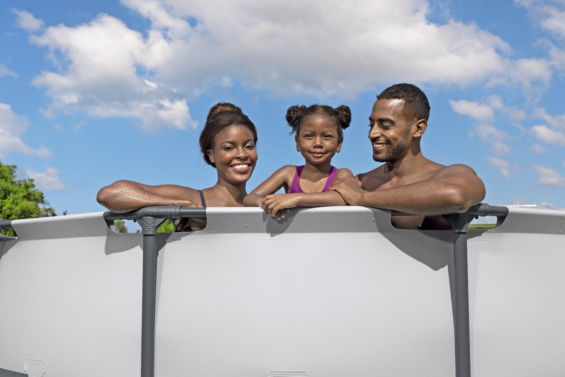 Familia disfrutando en piscina desmontable redonda 3.66x0.76 metros bajo el sol