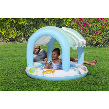 piscina infantil con sombra, inflable, vista lateral en campo