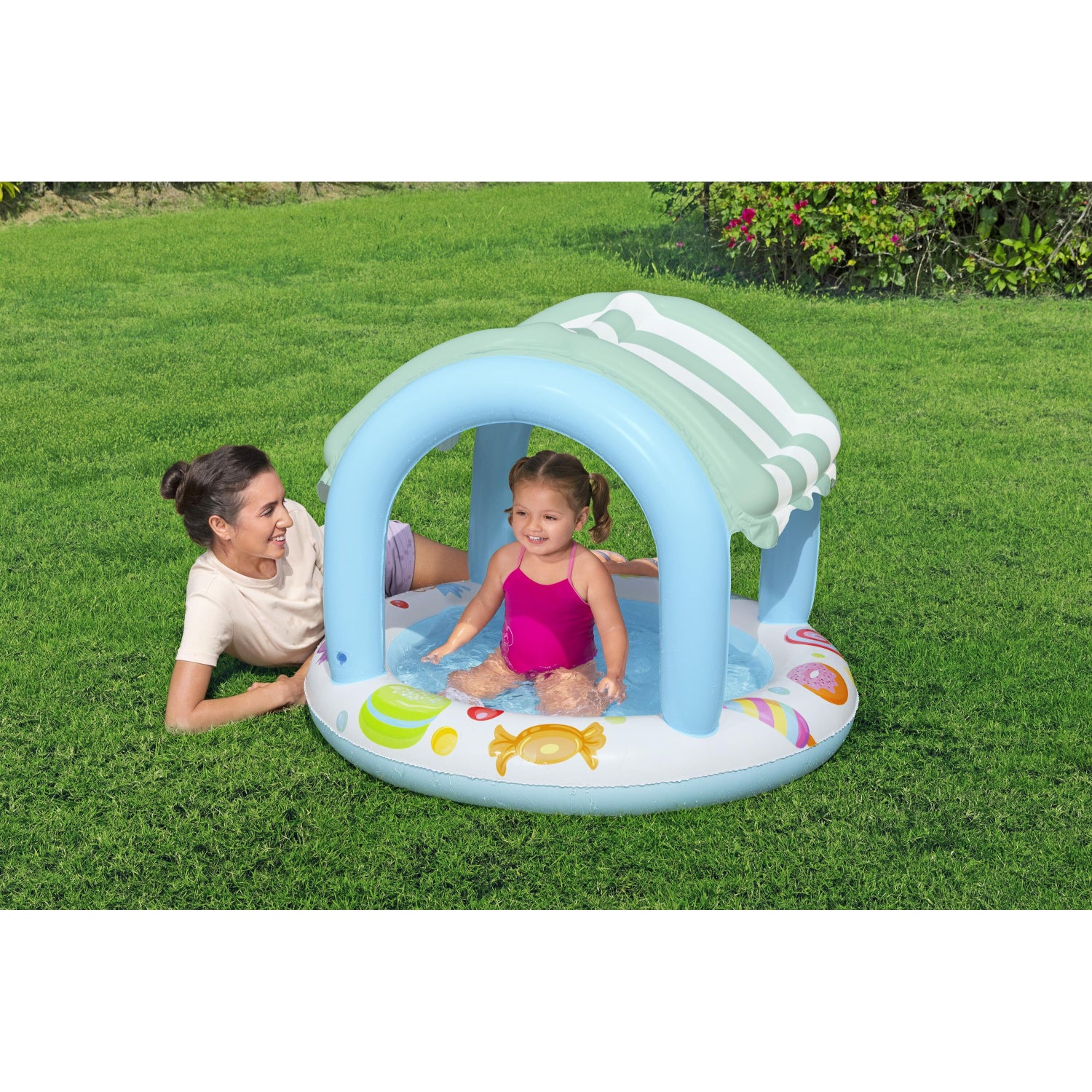 Piscina infantil con sombra Bestway, color azul, vista frontal en jardín