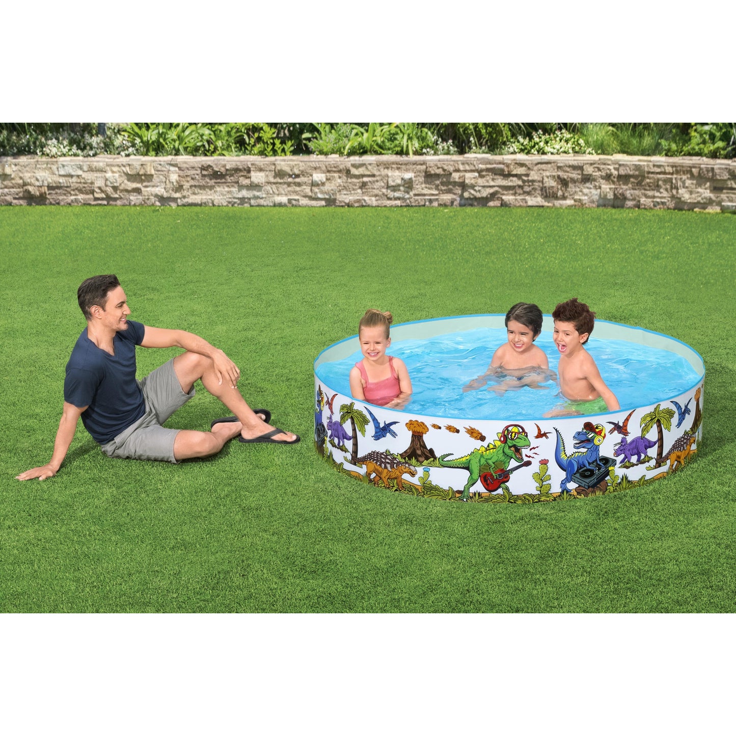 piscina infantil dinosaurio redonda con niños jugando y adulto supervisando en el jardín