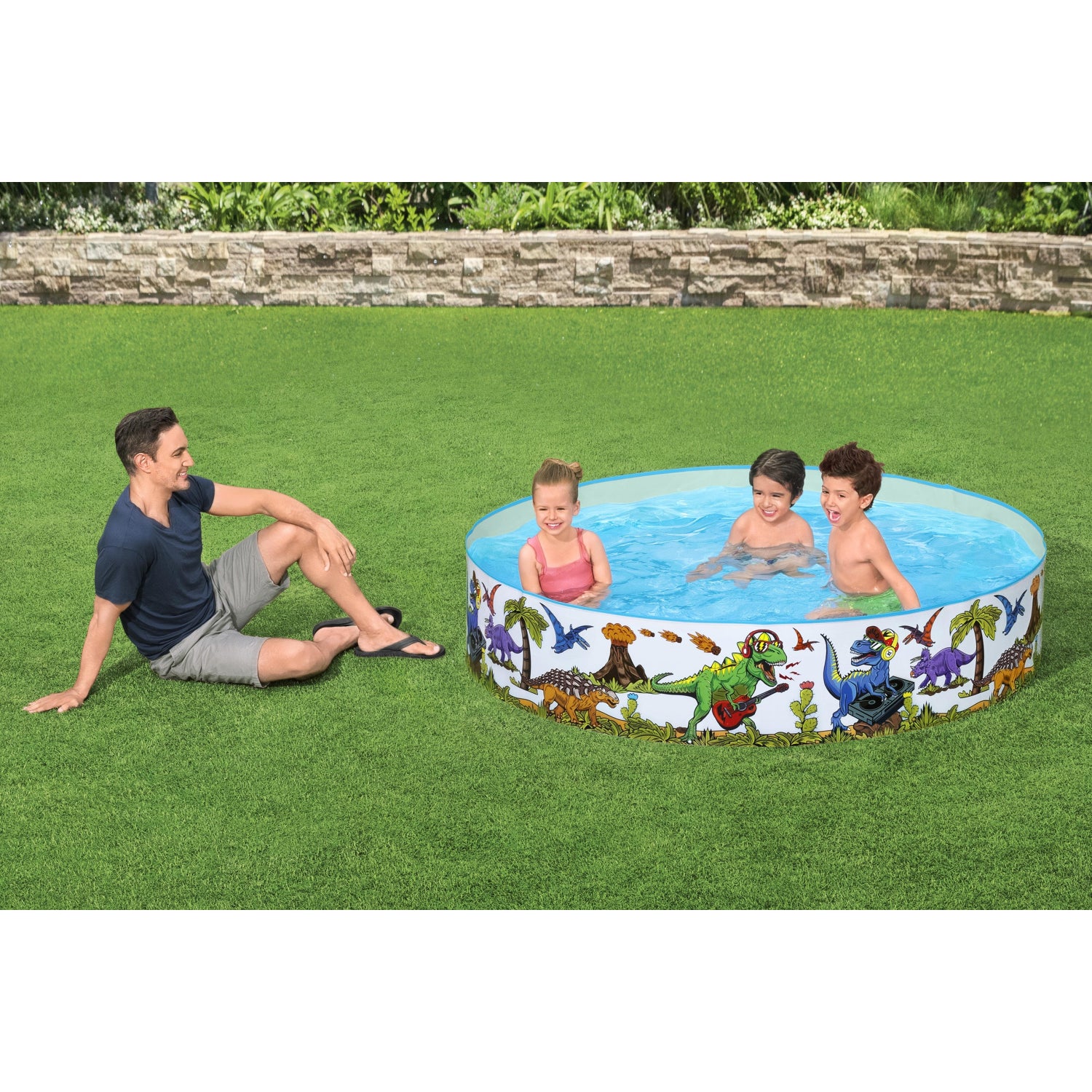 piscina infantil dinosaurio redonda con niños jugando y adulto supervisando en el jardín
