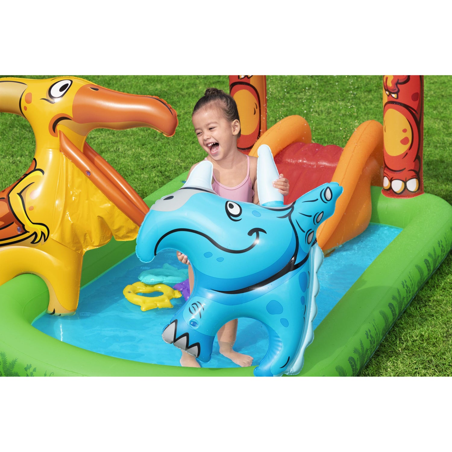 piscina infantil temática dinosaurio con tobogán y flotador de dinosaurio azul