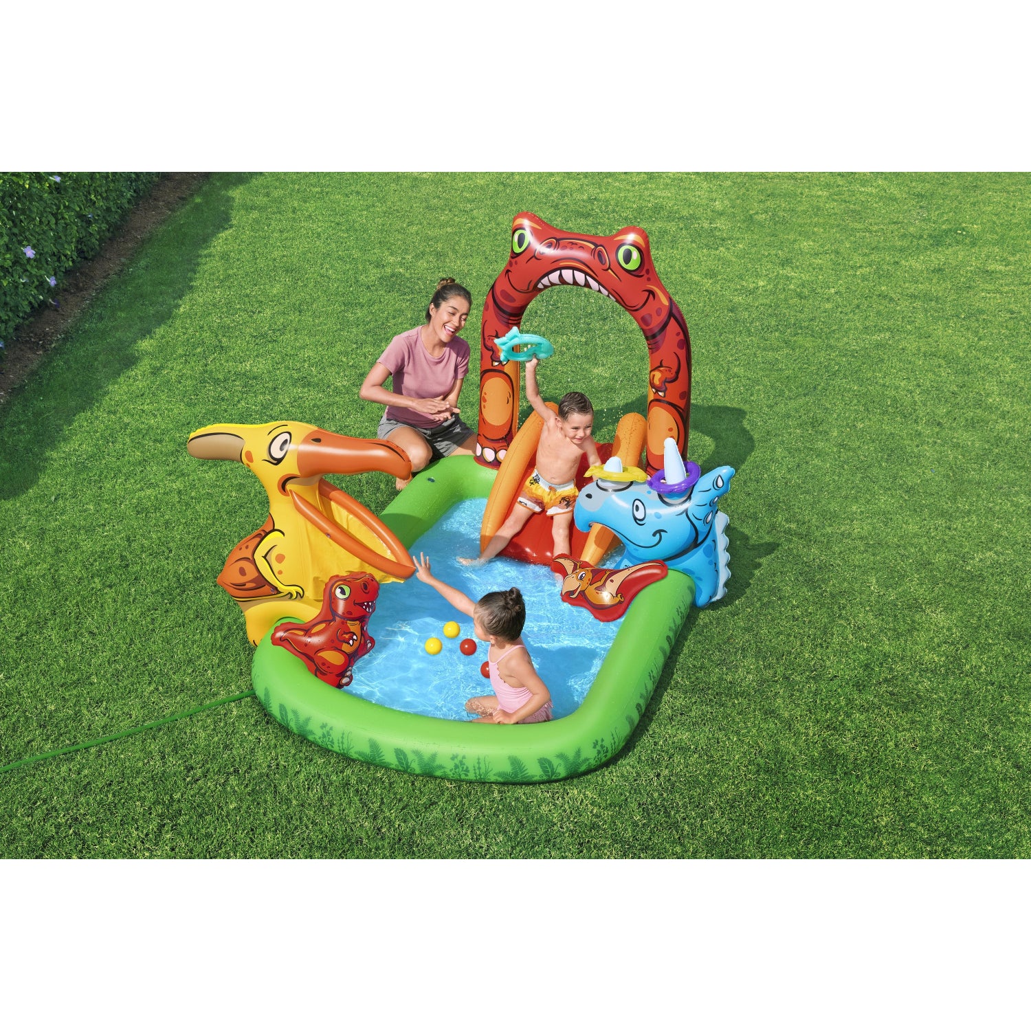piscina infantil temática dinosaurio colorida, vista lateral, jardín con niños jugando