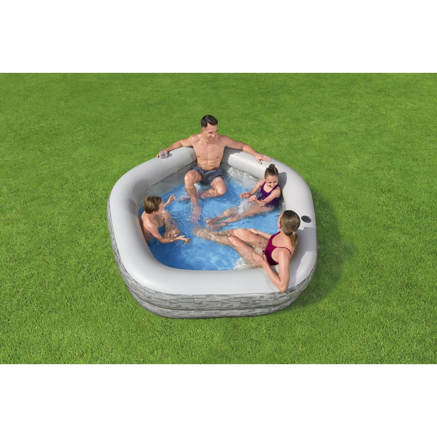 piscina inflable familiar Bestway, vista desde arriba, cuatro personas disfrutando al aire libre