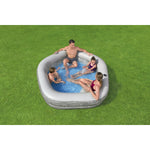 piscina inflable familiar Bestway, vista desde arriba, cuatro personas disfrutando al aire libre