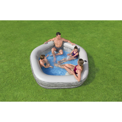piscina inflable familiar Bestway, vista desde arriba, cuatro personas disfrutando al aire libre