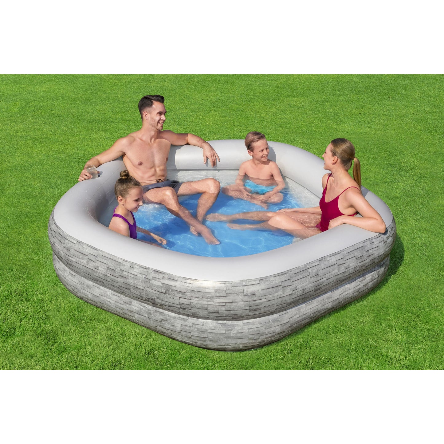 piscina inflable familiar Bestway, gris, vista lateral con familia disfrutando en el jardín