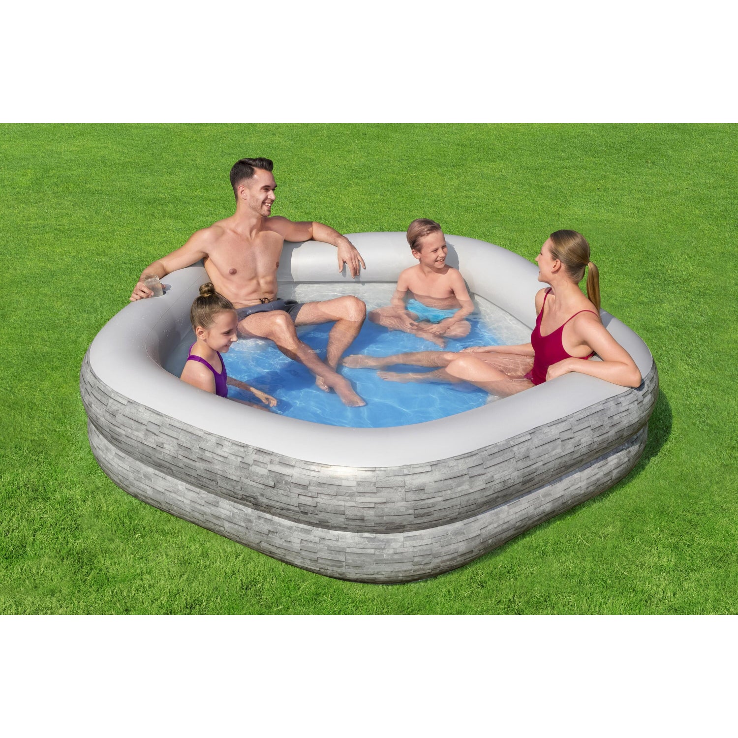 piscina inflable familiar Bestway, gris, vista lateral con familia disfrutando en el jardín