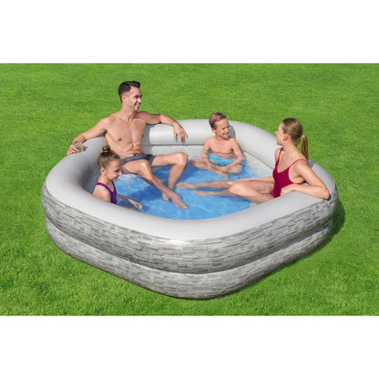 piscina inflable familiar Bestway, gris, vista lateral con familia disfrutando en el jardín