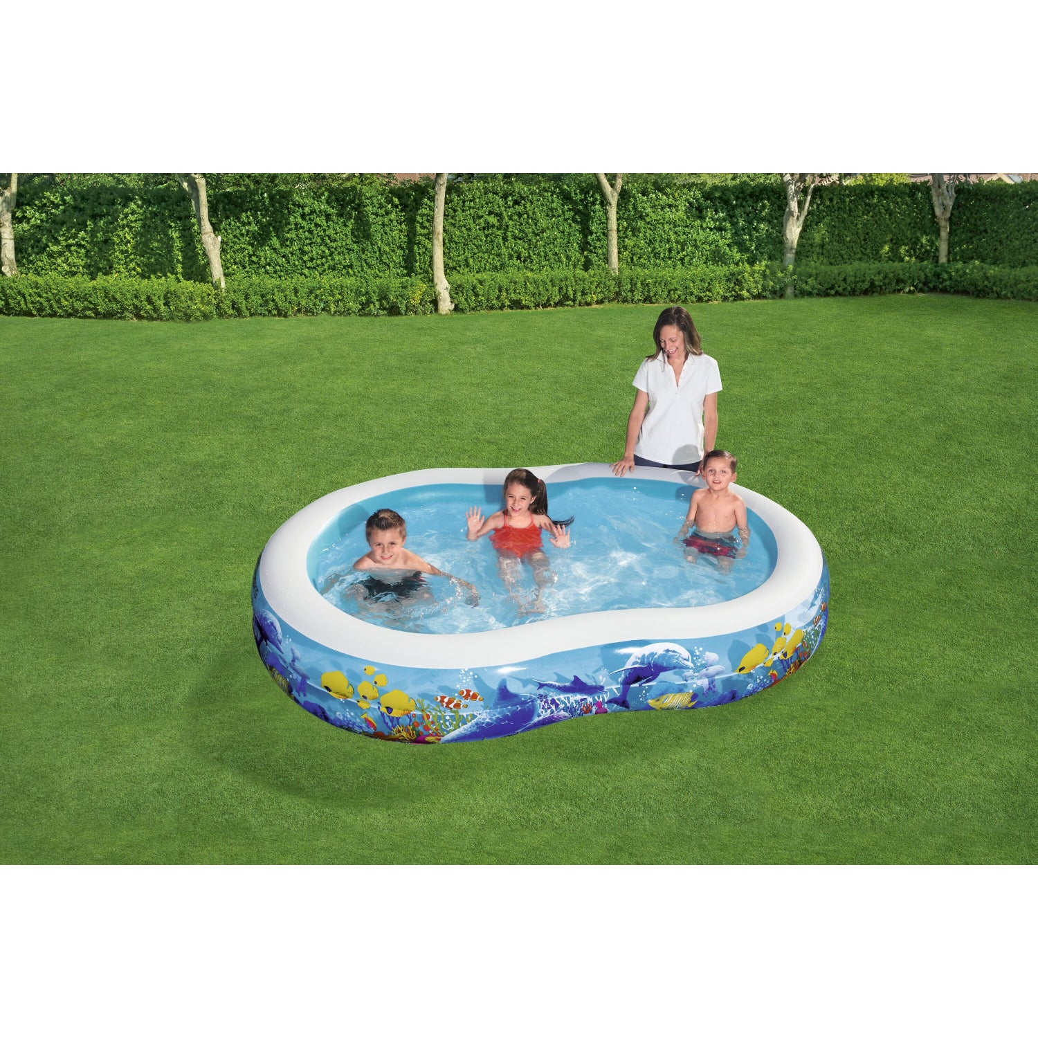 piscina inflable familiar Bestway, diseño divertido, uso en jardín