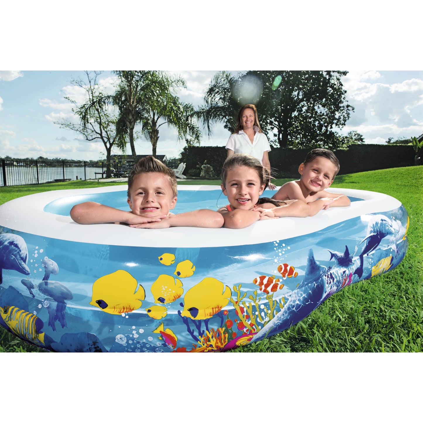 piscina inflable familiar Bestway, vista lateral en jardín con niños disfrutando
