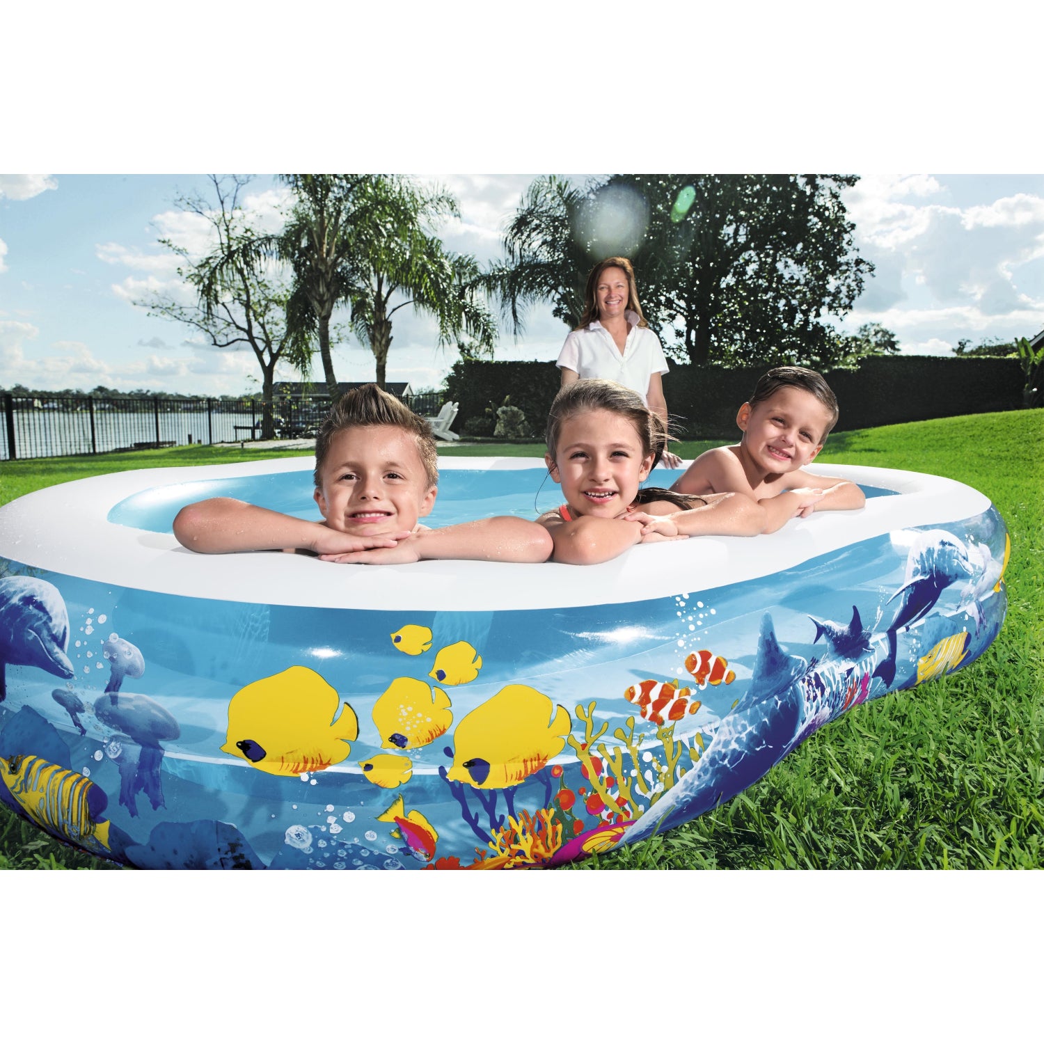 piscina inflable familiar Bestway, vista lateral en jardín con niños disfrutando