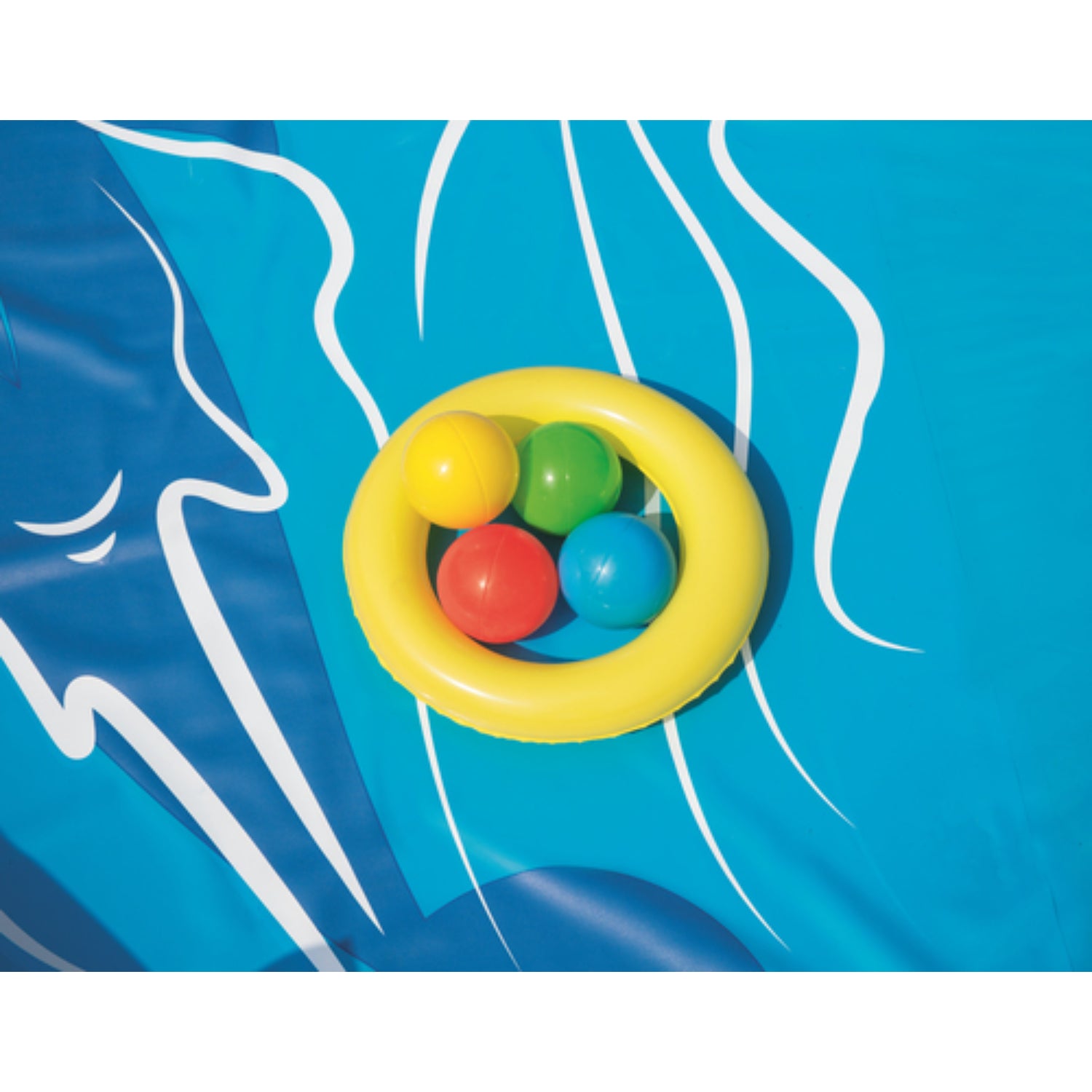 Juguete inflable amarillo con pelotas verdes y rojas en piscina inflable resistente para verano