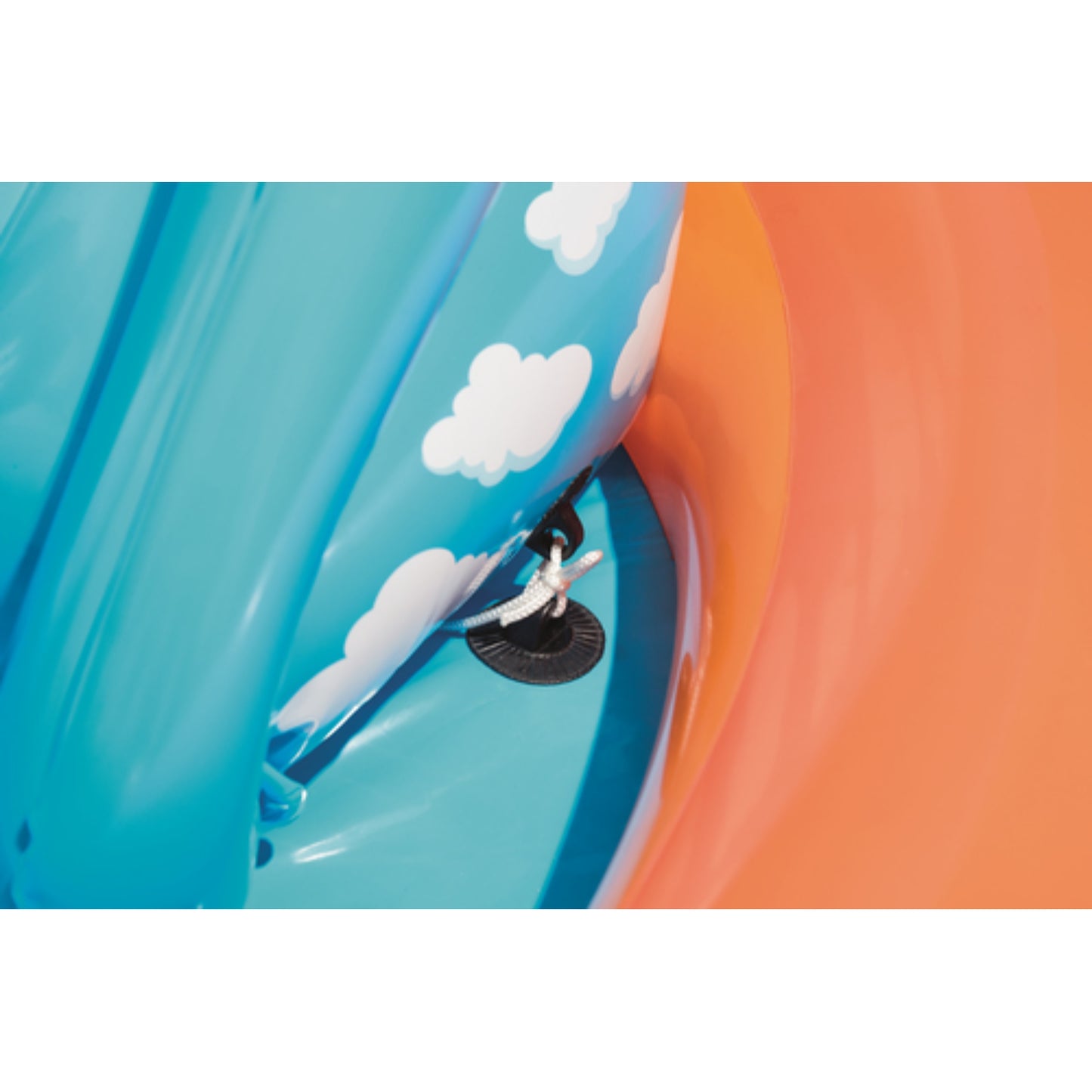 Piscina inflable resistente para verano, vista interna con diseño de nubes blancas
