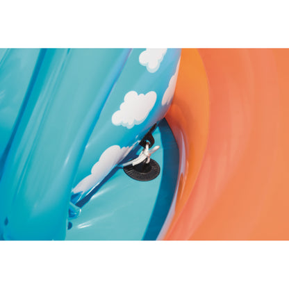 Piscina inflable resistente para verano, vista interna con diseño de nubes blancas
