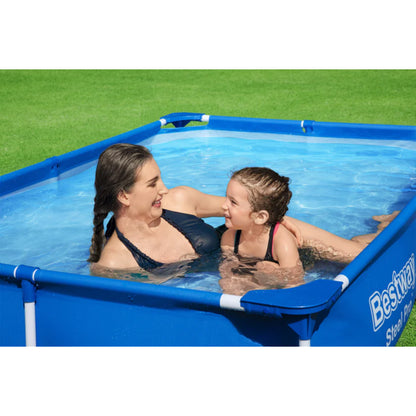 piscina rectangular con tubos azul, vista frontal, mujer y niño jugando