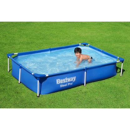 piscina rectangular con tubos Bestway azul en jardín, niño jugando