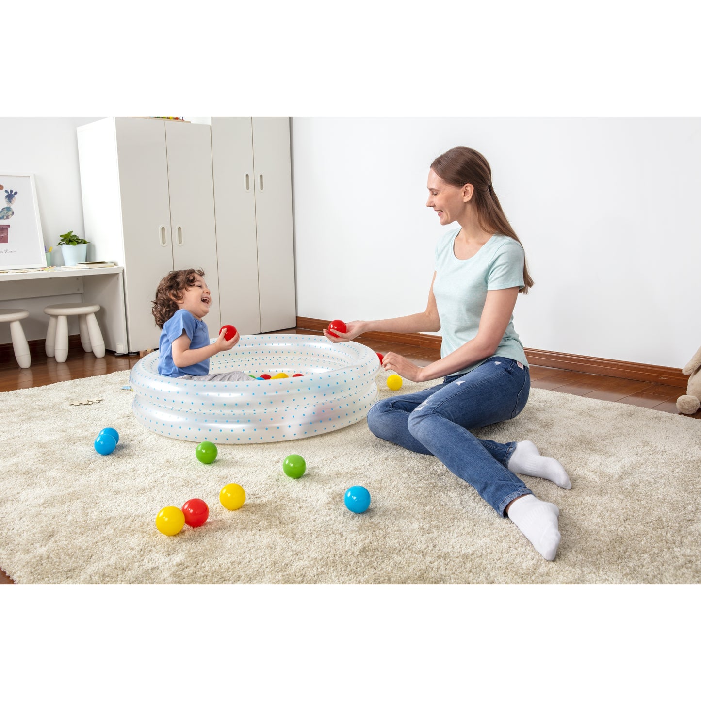 Piscina redonda de 3 niveles con bolas de colores, interior con mamá e hijo jugando