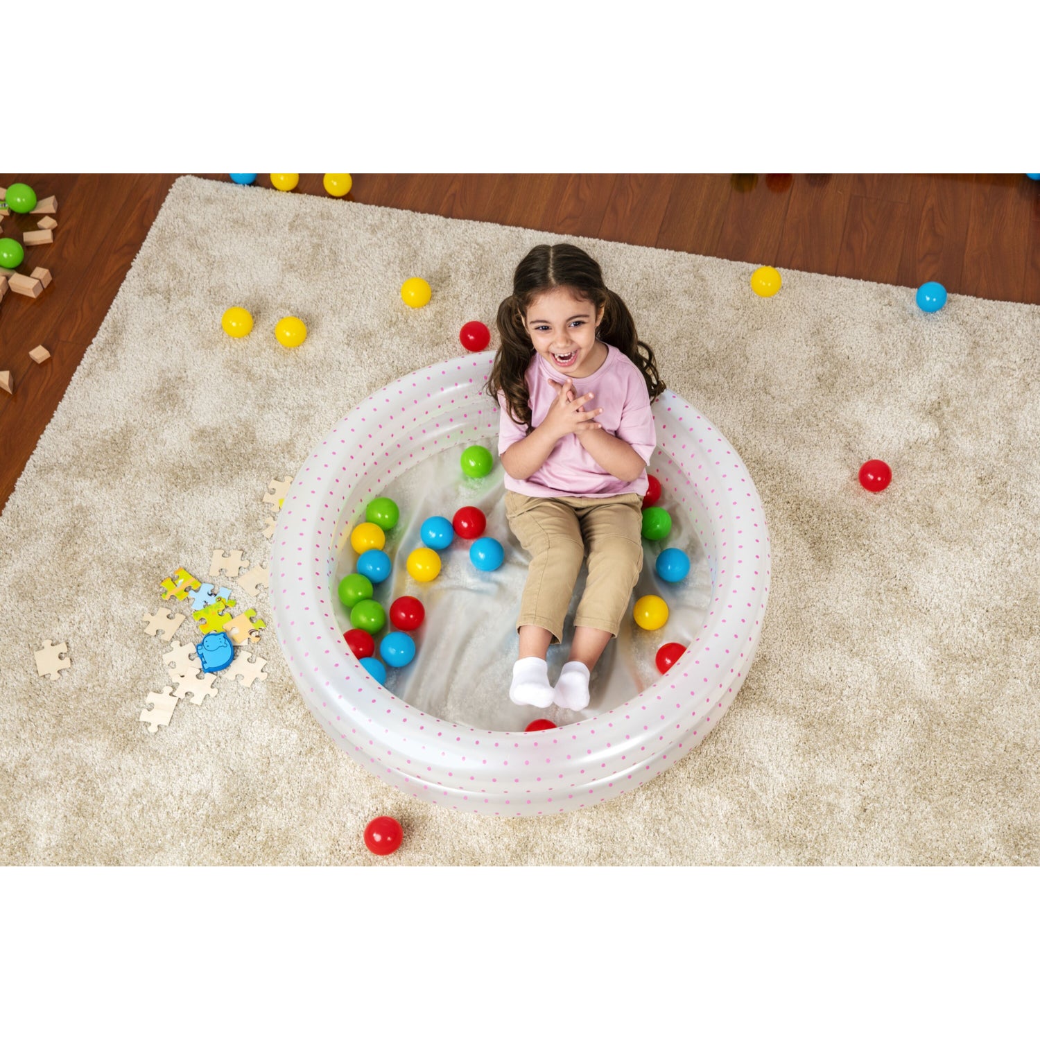 Piscina redonda de 3 niveles, inflable y transparente, con bolas de colores en la alfombra