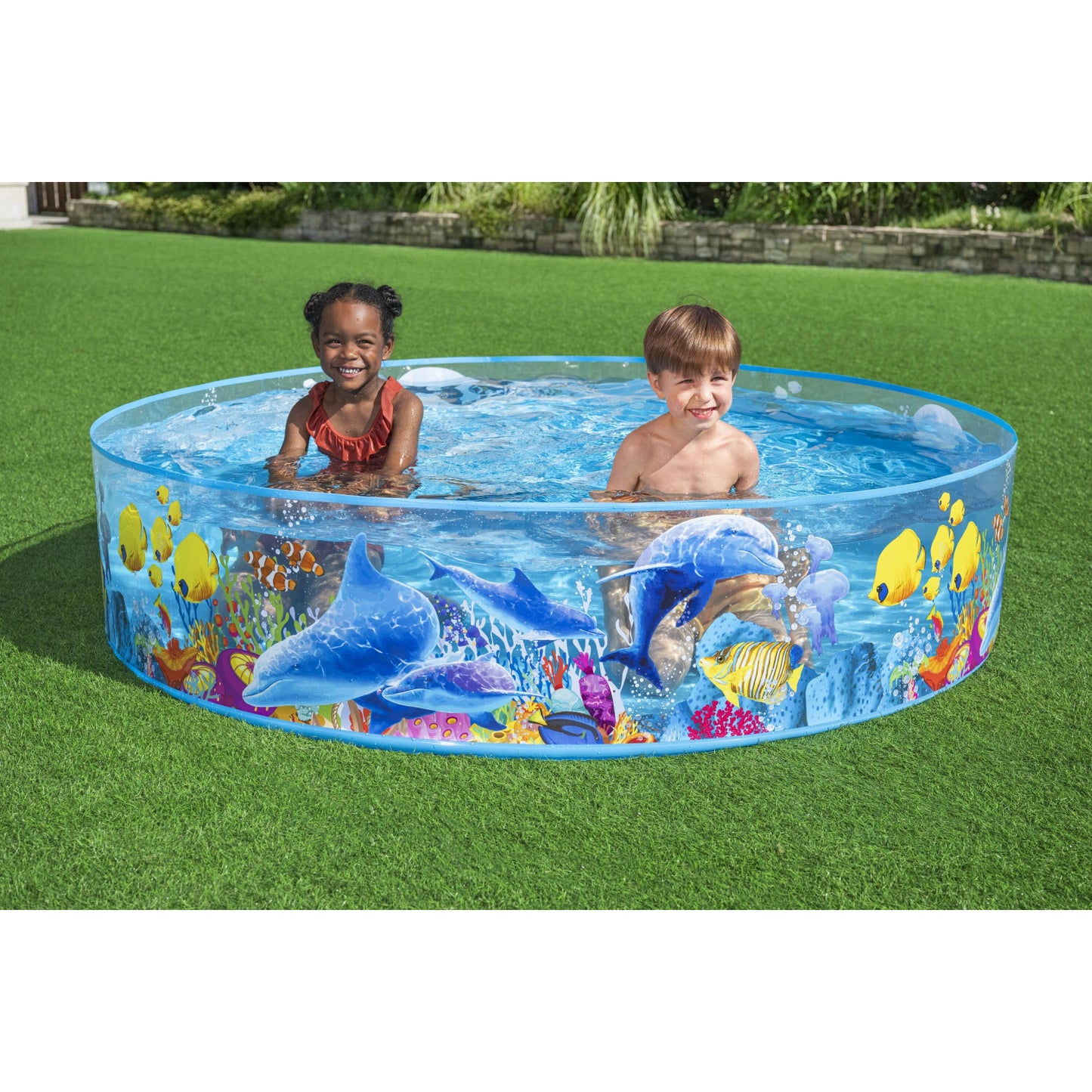 Piscina redonda infantil diseños marinos con niños disfrutando en el agua