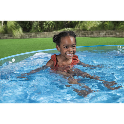 Piscina redonda infantil diseño marinos con niña sonriendo dentro en jardín