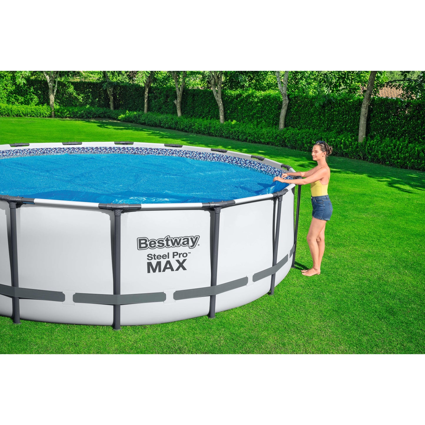 Tapa protectora piscina desmontable Bestway Steel Pro en jardín verde