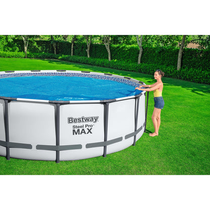 Tapa protectora piscina desmontable Bestway Steel Pro en jardín verde