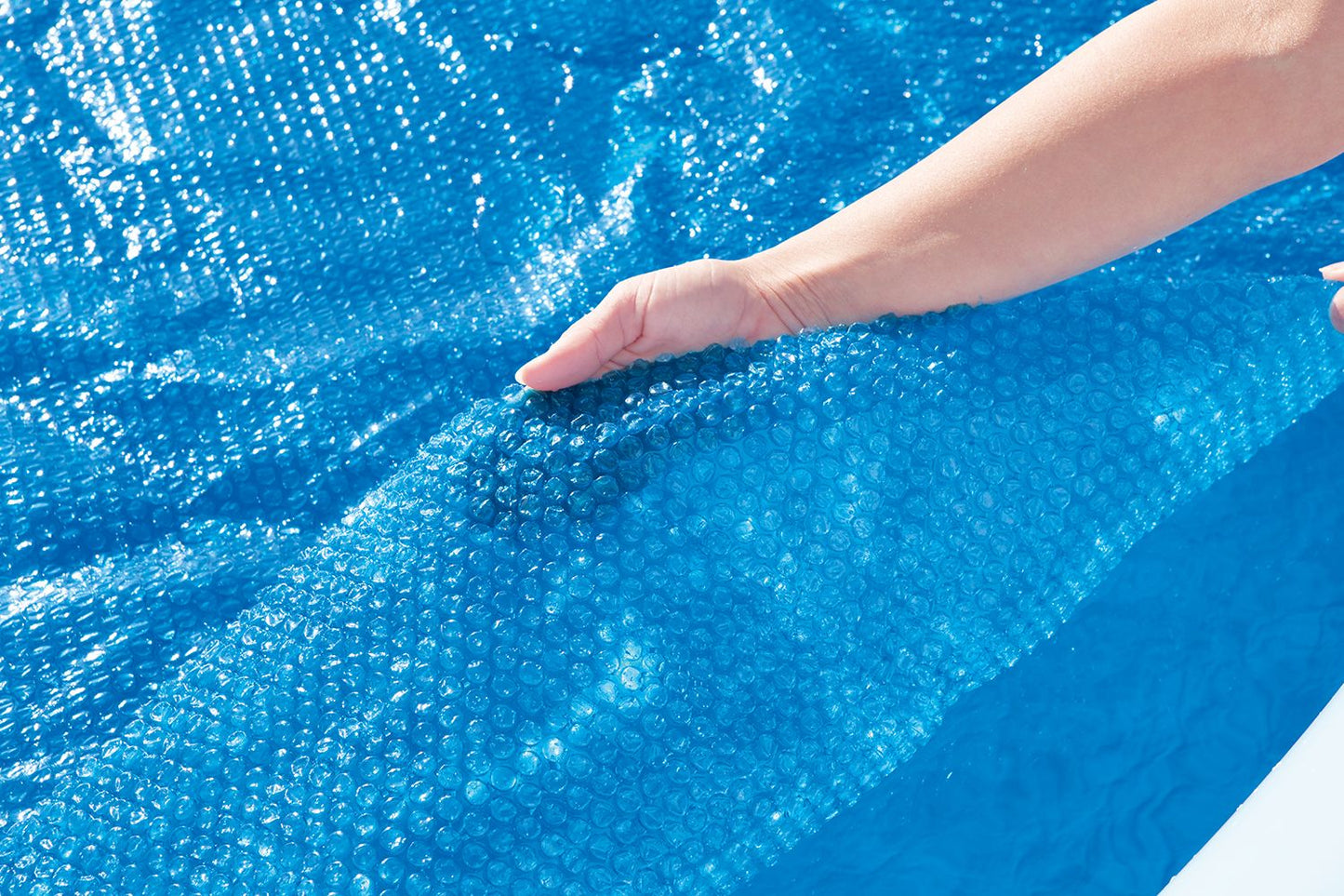 tapa protectora piscina desmontable azul, vista cercana al material y textura