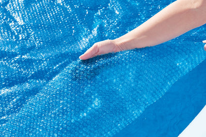 tapa protectora piscina desmontable azul, vista cercana al material y textura