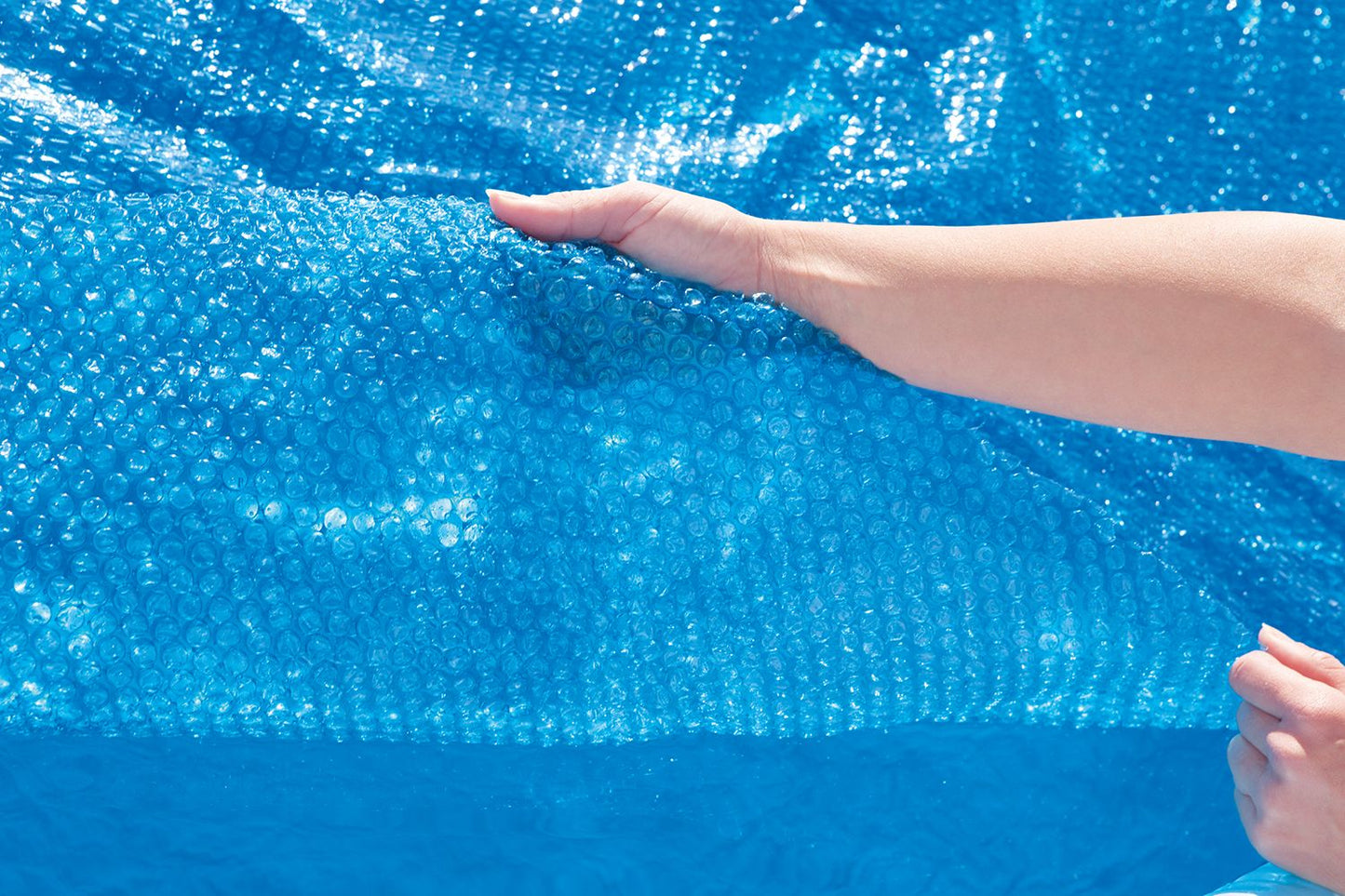 tapa protectora piscina desmontable azul en uso, vista cercana de burbujas