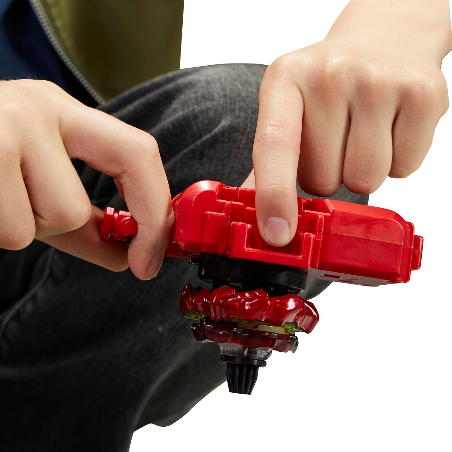 Lanzador rojo para juego de batalla, niño preparándose para girar