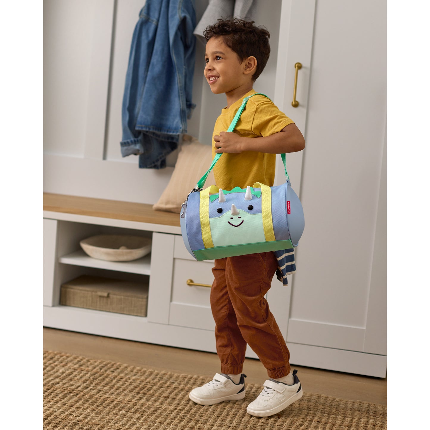 Bolsa de lona color azul con diseño de gato, niño feliz usándola