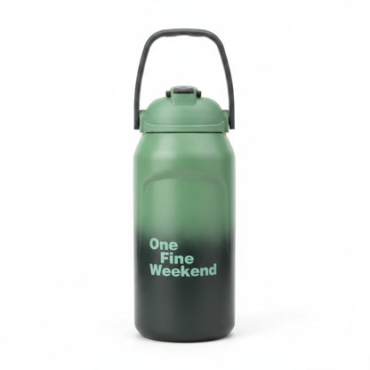 Botella verde con tapa, vista frontal, ideal para actividades al aire libre