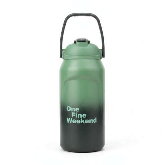 Botella verde con tapa, vista frontal, ideal para actividades al aire libre