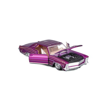 Carro maisto morado con motor visible y puertas abiertas, vista lateral