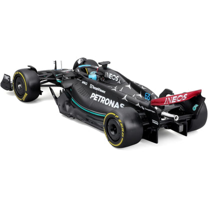 Carro f1 de Maisto modelo negro desde atrás con detalles precisos