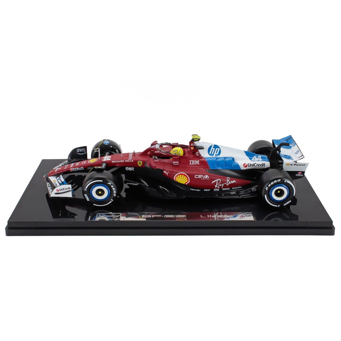 Carro F1 rojo de MAISTO, modelo detallado en exposición con base negra