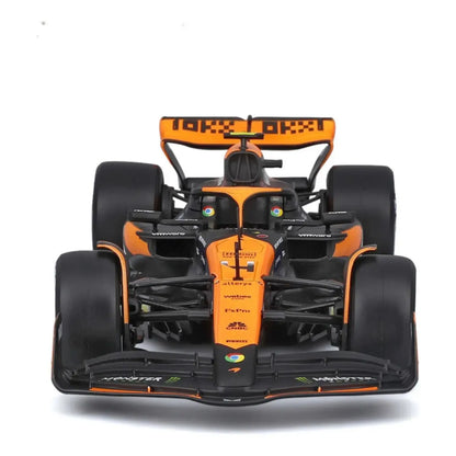 Carro F1 modelo McLaren naranja, vista frontal, vehículo de carreras detallado