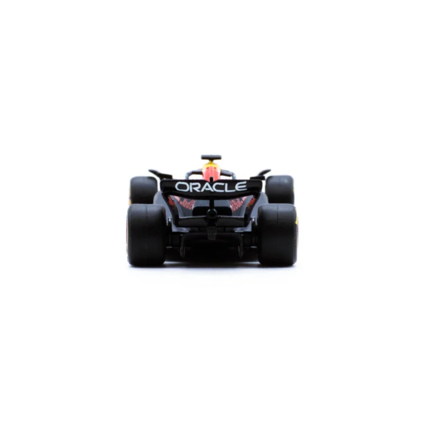 Carro Maisto negro modelo bajo, vista trasera, detalles de ruedas visibles