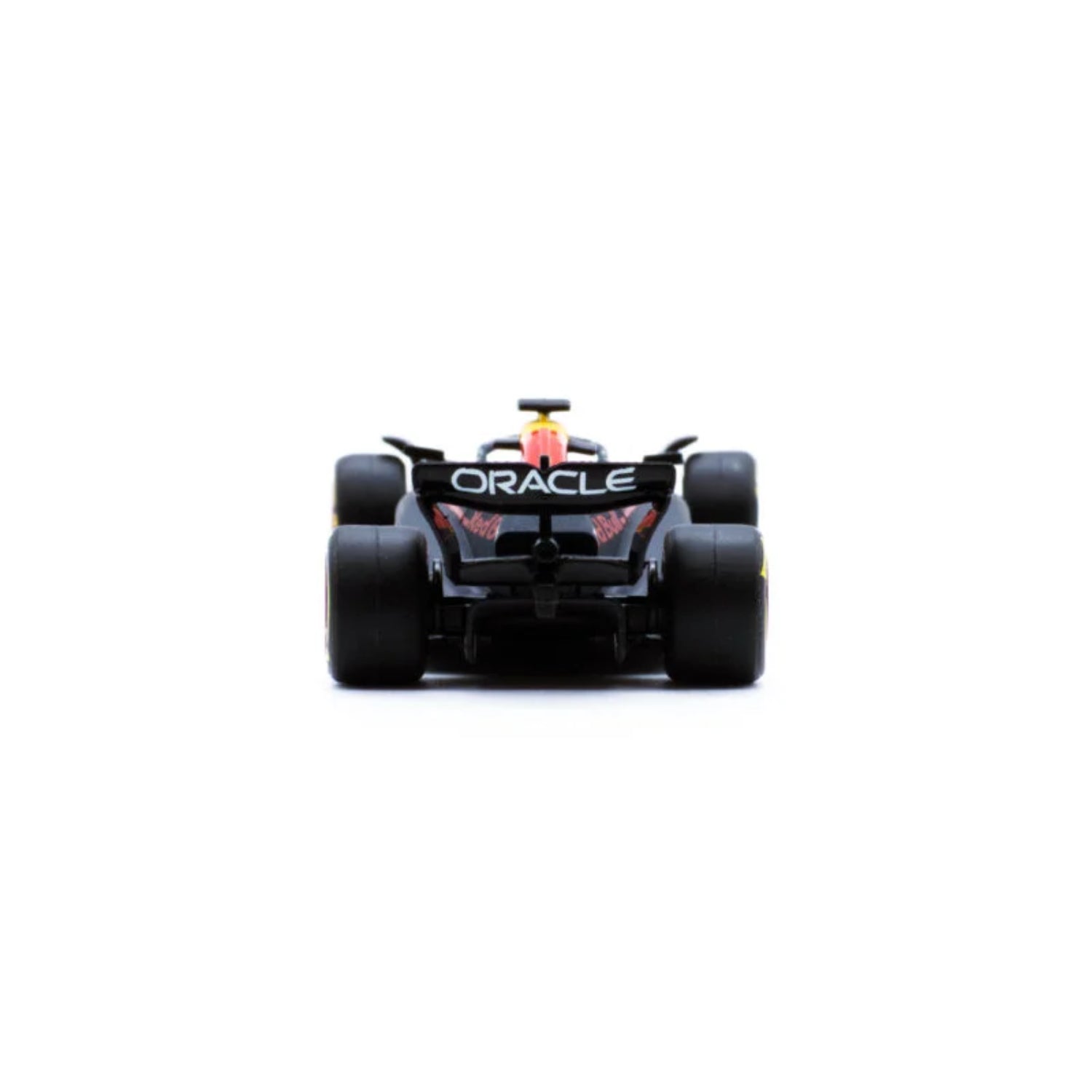 Carro Maisto negro modelo bajo, vista trasera, detalles de ruedas visibles