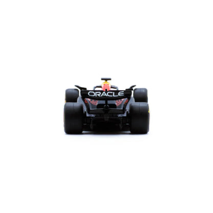 Carro Maisto negro modelo bajo, vista trasera, detalles de ruedas visibles