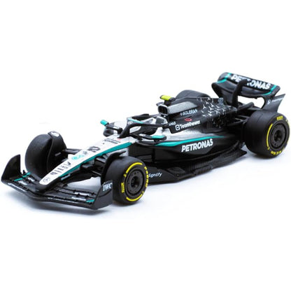 Carro de carrera negro y plateado de Maisto, vista lateral, modelo detallado